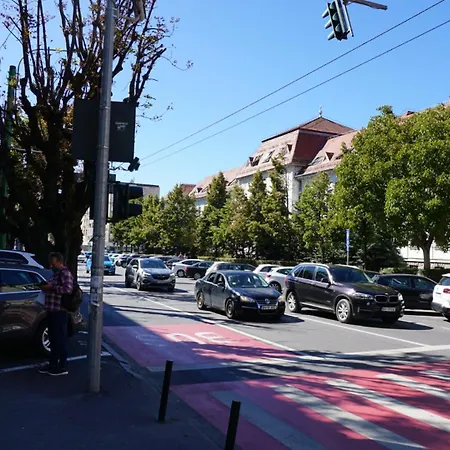 Chic And Sunny Downtown Брашов