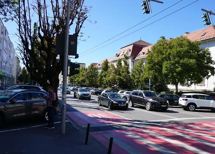 Chic And Sunny Downtown Брашов